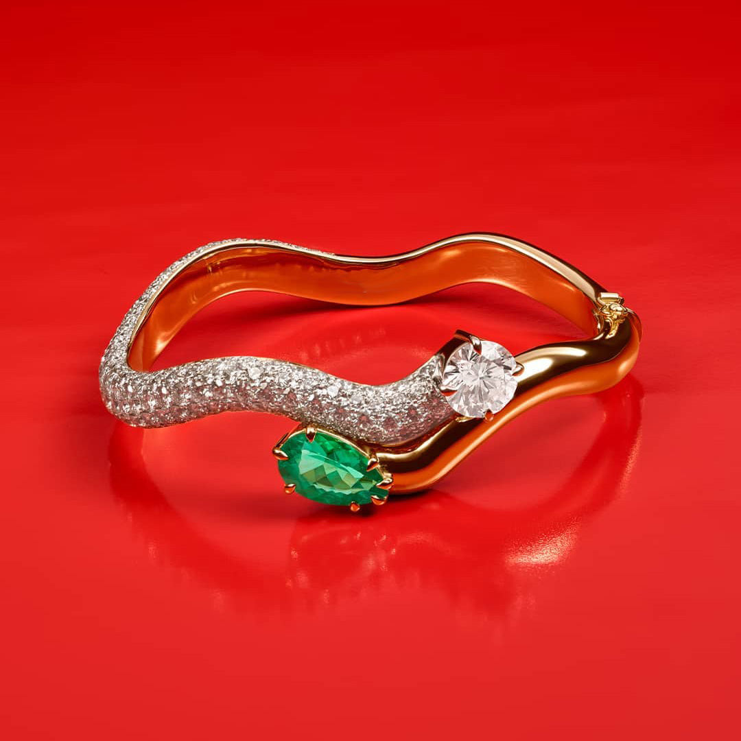 A captivating pear-shaped emerald and classic round double sapphire bracelet ring-JEWELBUYS