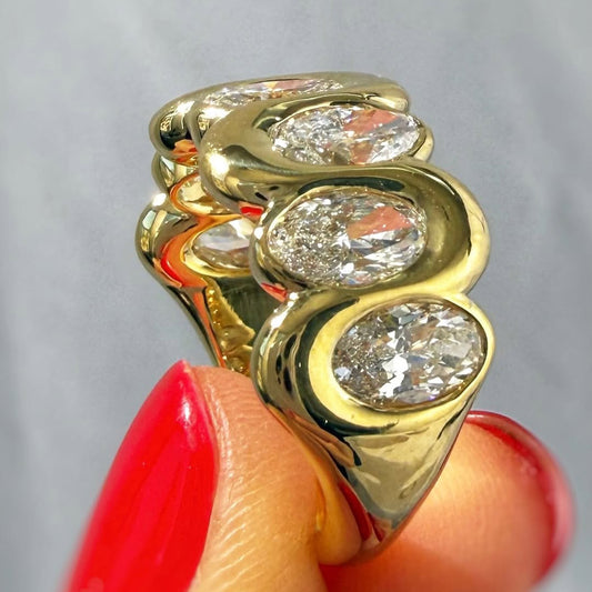 3.8Ctw oval-cut sapphire ring with a lively and ingenious design-JEWELBUYS