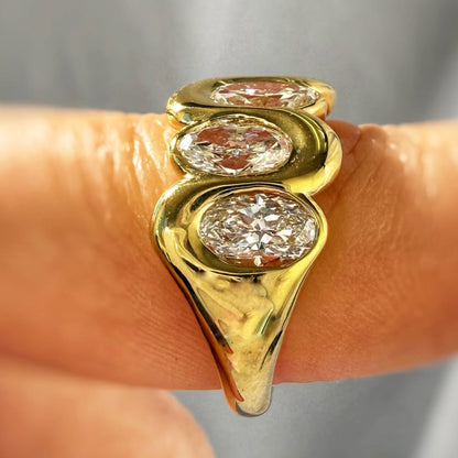 3.8Ctw oval-cut sapphire ring with a lively and ingenious design-JEWELBUYS