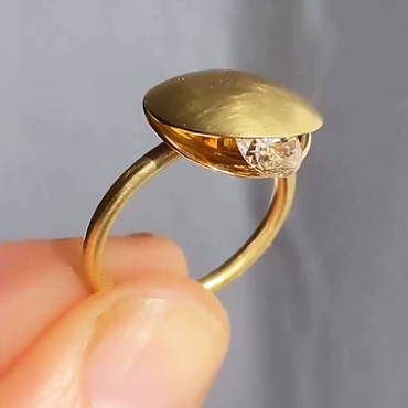 Unique 2 ctw Round Cut White Gemstone Wobbly Shell Ring -JEWELBUYS