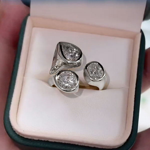 Triangle Arrangement Three Stone Gold Diamond Ring - JEWELBUYS