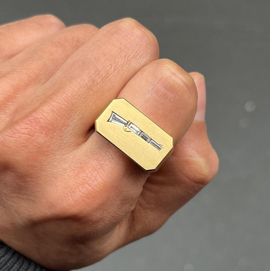 Vintage rectangular-cut sapphire signet ring-JEWELBUYS