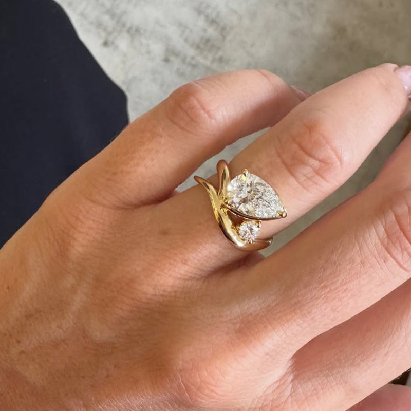 1.5Ctw Elegant pear-shaped and round-cut double sapphire streamlined engagement ring-JEWELBUYS