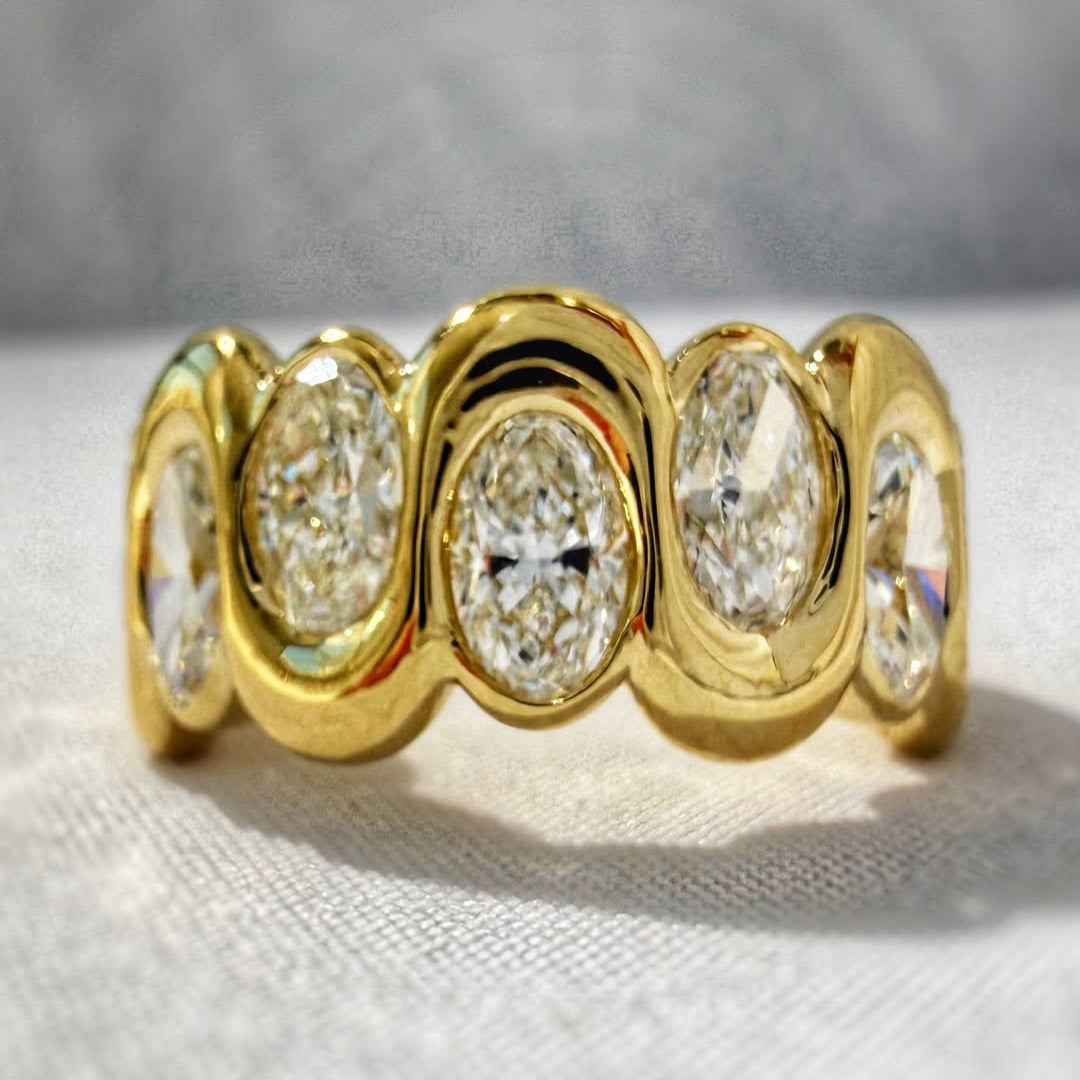 3.8Ctw oval-cut sapphire ring with a lively and ingenious design-JEWELBUYS