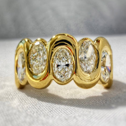 3.8Ctw oval-cut sapphire ring with a lively and ingenious design-JEWELBUYS
