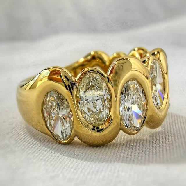 3.8Ctw oval-cut sapphire ring with a lively and ingenious design-JEWELBUYS